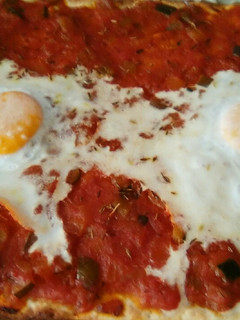 Una foto de Coca de pisto con huevo