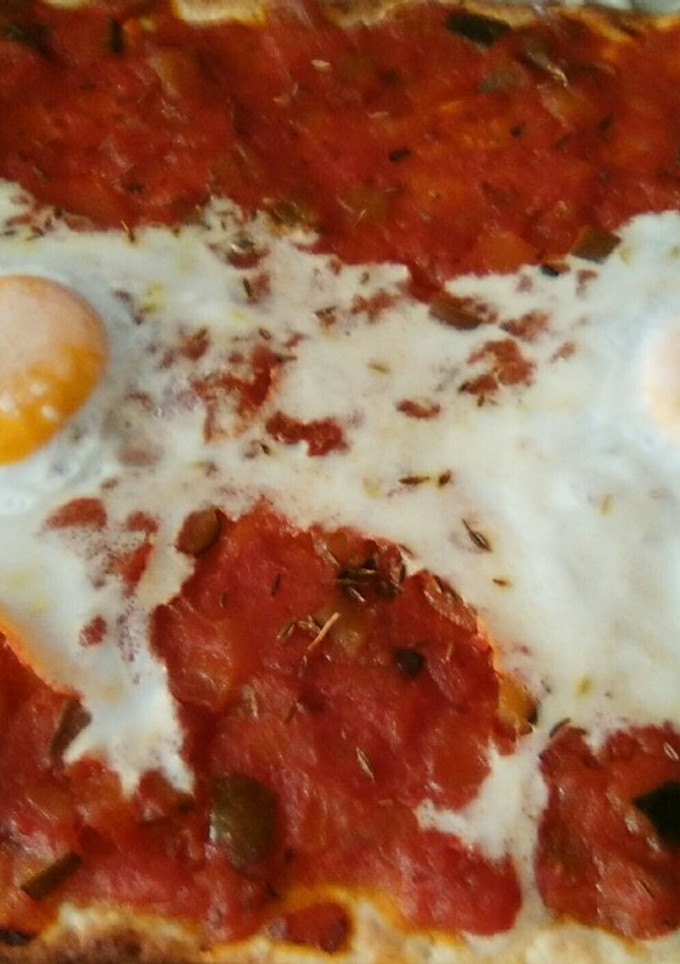 Una foto de Coca de pisto con huevo