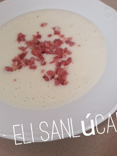 Una foto de Crema de patata y puerro con jamón