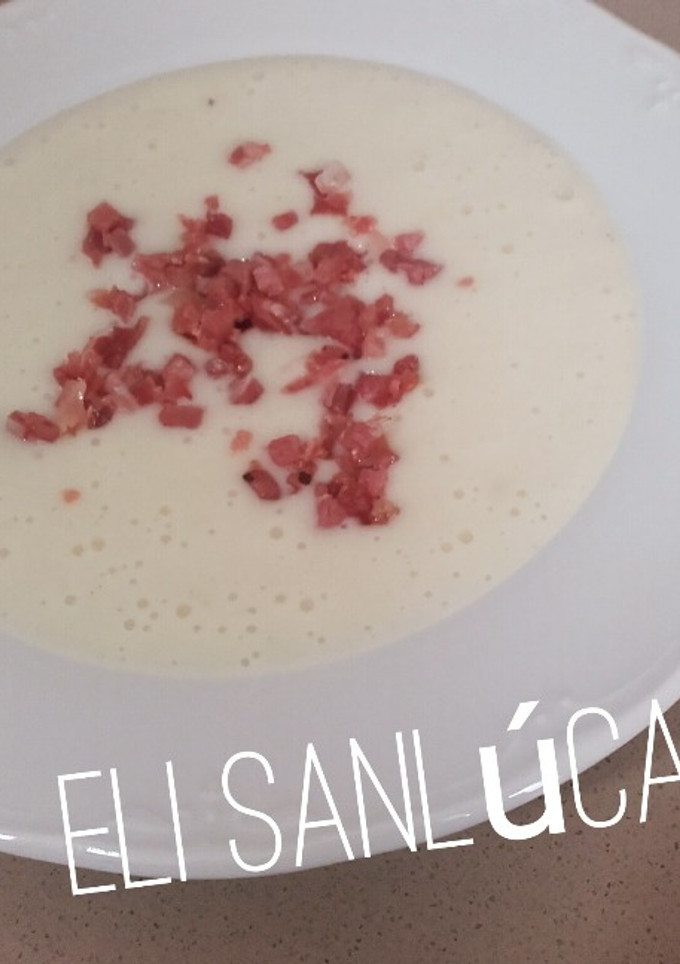 Una foto de Crema de patata y puerro con jamón