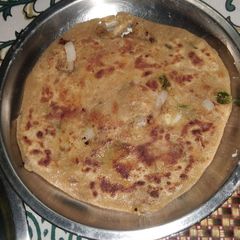 A picture of Aloo pyaz ka parantha.