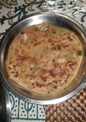 A picture of Aloo pyaz ka parantha.