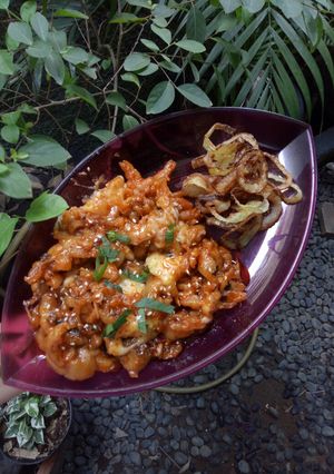 Foto resep Dakbal (Spicy Chicken Feet Boneless) with fried onion ring