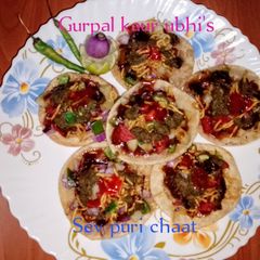 A picture of Sev puri chaat 🧄🌶️🍅🧅🍋.