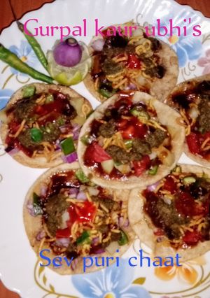 A picture of Sev puri chaat 🧄🌶️🍅🧅🍋.