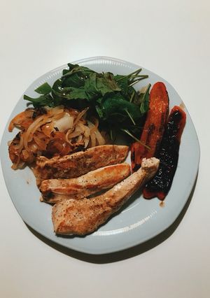 Una foto de Pollo con vegetales