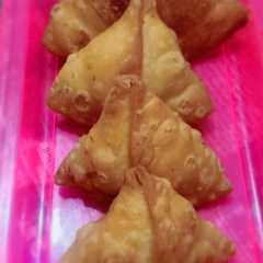 समोसे (Samose recipe in hindi) রেসিপির প্রধান ছবি