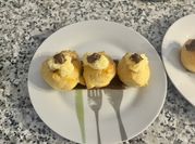 Una foto de profiteroles con harina común