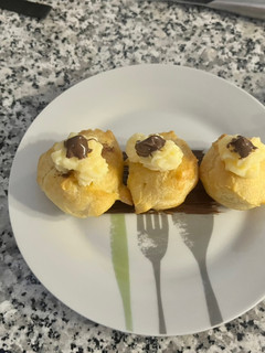 Una foto de Profiteroles rellenos de crema