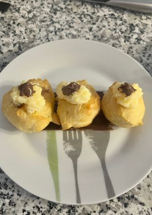 Una foto de Profiteroles rellenos de crema