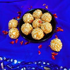 A picture of Til Ke Laddu.