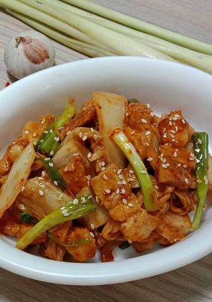 Hình của món KIM CHI XÀO THỊT HEO (Buta Kimuchi).