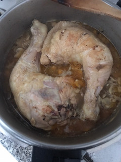 Una foto de Contramuslos de pollo con champiñones
