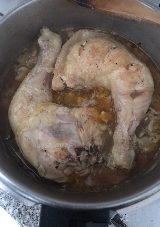 Una foto de Contramuslos de pollo con champiñones