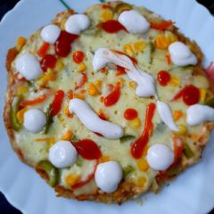 A picture of Instant Pizza made with bread crumbs.