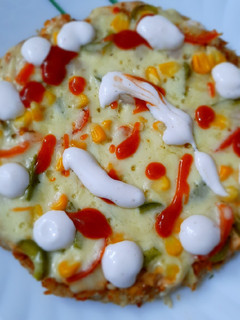 A picture of Instant Pizza made with bread crumbs.