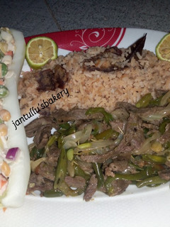 A picture of Kilishi rice and green shredded beef.