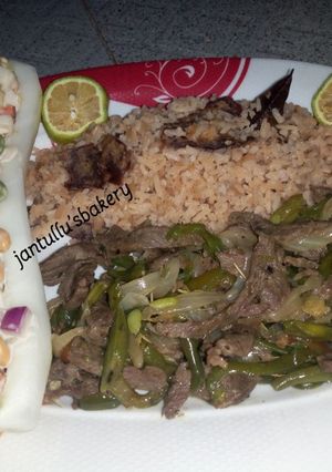 A picture of Kilishi rice and green shredded beef.