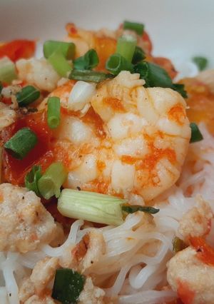 Hình của món Bún tôm nõn trộn cà chua.