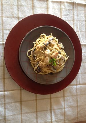 Une photo de Spaghetti au Poulet et Champignons frais, sauce au Roquefort