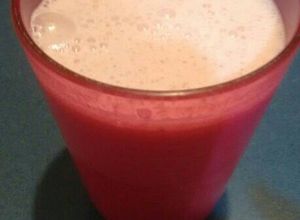 Una foto de Lassi de fresa.ॐ