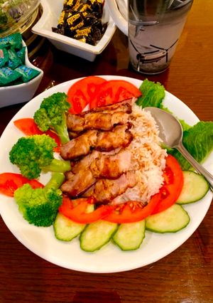 Hình của món Cơm thịt ram chua ngọt.