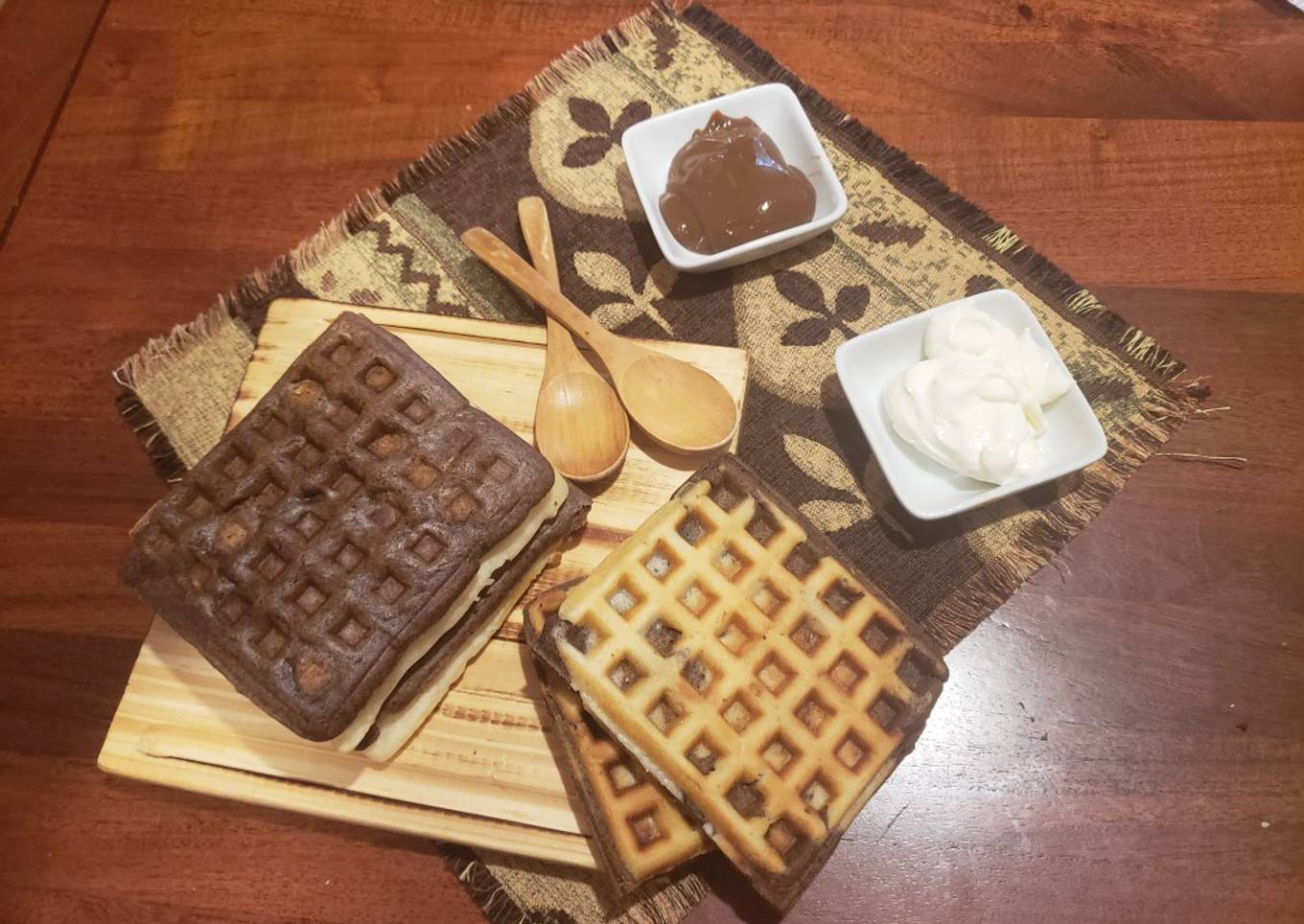 Waffles marmolados rellenos con nueces