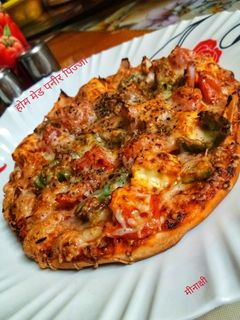 होम मेड पनीर पिज्जा (Home made Paneer Pizza recipe in hindi) रेसिपी मुख्य फोटो