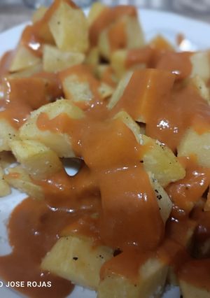 A picture of Patatas Bravas.