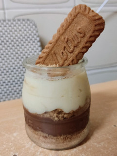 Una foto de Vasitos de dos chocolates con galleta Lotus