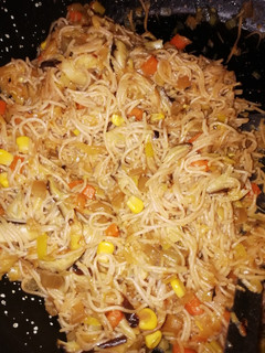 Una foto de Fideos finos de arroz integral con verduritas 🍆🌽🍄🥕🇯🇵