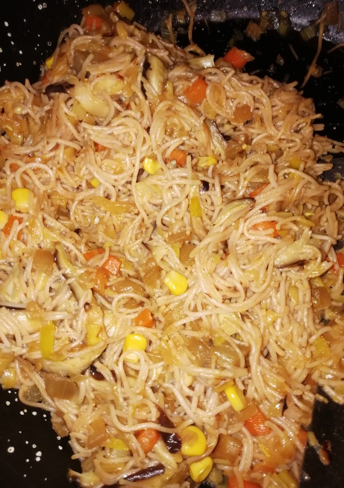 Una foto de Fideos finos de arroz integral con verduritas 🍆🌽🍄🥕🇯🇵