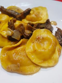 Una foto de Raviolis de crema de calabaza con setas