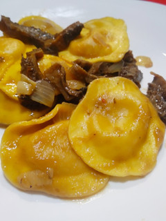 Foto principal de Raviolis de crema de calabaza con setas