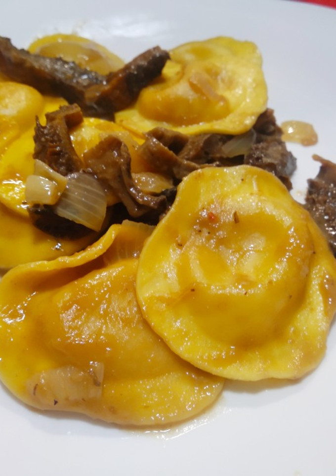 Una foto de Raviolis de crema de calabaza con setas