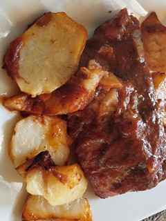 Una foto de Matambre a la pizza con papas al horno😋