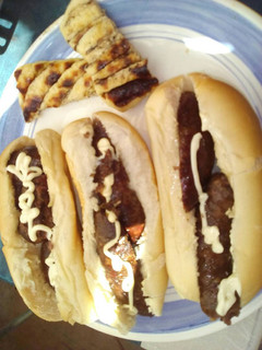 Una foto de Choripanes acompañados con queso a la parrilla