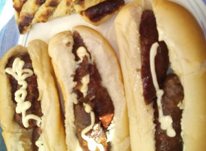 Una foto de Choripanes acompañados con queso a la parrilla