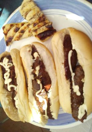 Una foto de Choripanes acompañados con queso a la parrilla