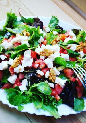 Una foto de Hojas tiernas variadas con mozzarella y tomate- diabetes