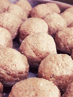 तिळ-गुळाचे लाडू (Til Gulache Ladoo Recipe In Marathi) रेसिपी चे मुख्य फोटो 