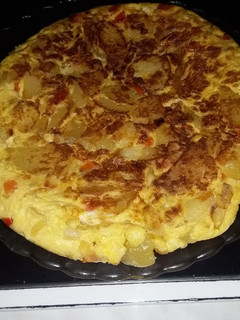 Una foto de Tortilla de patatas con cebolla, ajo machacado y pimiento rojo
