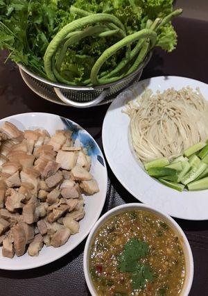 รูปของ เมี่ยงหมูสามชั้น น้ำจิ้มถั่วตัด