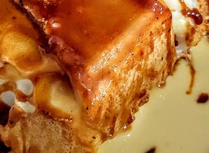 Una foto de MERENGUE Y🍮Caramelo sobre Cama de Salsa Inglesa y Baileys...❗