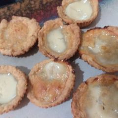 A picture of Egg tarts.
