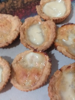 A picture of Egg tarts.