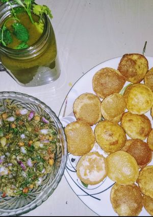 A picture of Golgappa with spicy potato-chana masala and spicy flavored water.