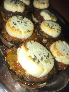 Una foto de Champiñón relleno de verduras y queso de cabra