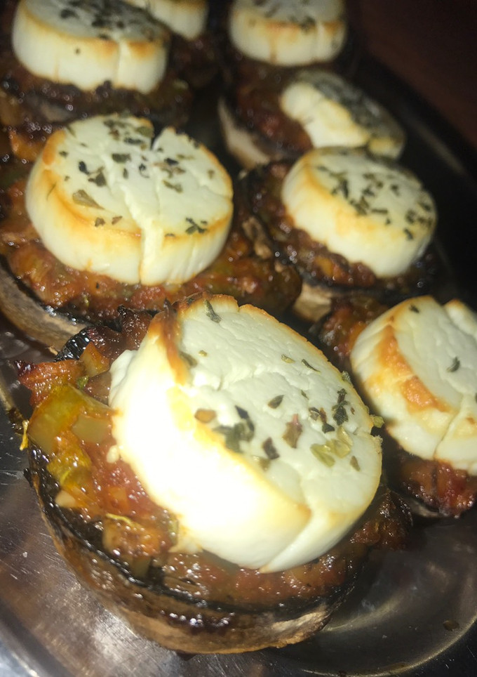 Una foto de Champiñón relleno de verduras y queso de cabra