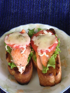 Una foto de Tostadas de baguette, con salmón al horno !!